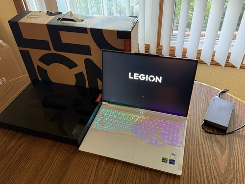Lenovo Legion 7i Gen 9 16 240 Hz QHD+ 2,2 GHz i9-14900HX 32 GB 1 TB SSD RTX 4070 - Foto 2 di 19