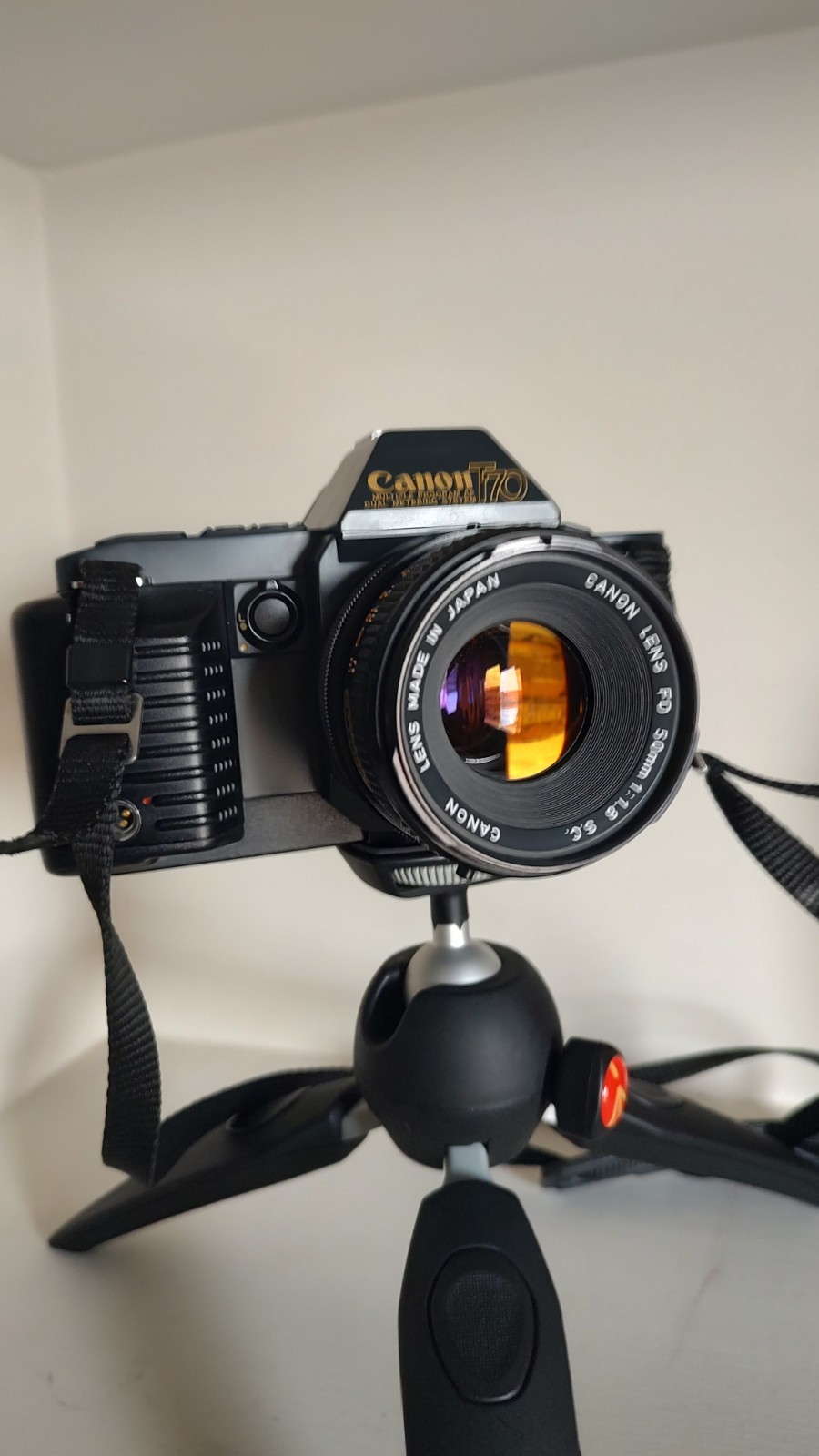 Canon T70 SLR 35mm nera esposizione automatica focus manuale con FD 50mm f/1.8