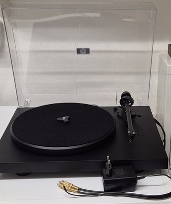 Pro- Ject Debut III DC Plattenspieler.  Matt Schwarzer - Eleganter Plattenspiele