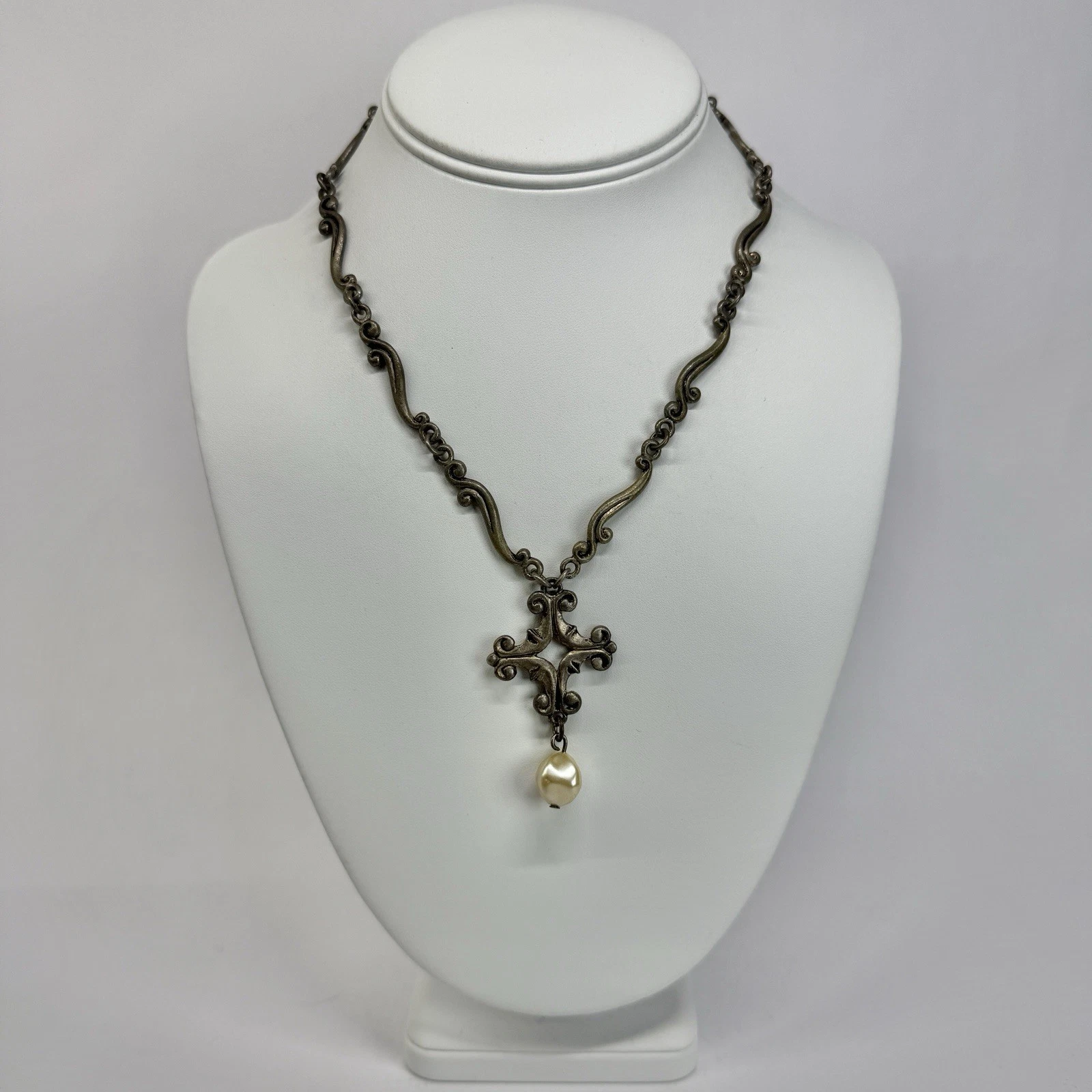 Elegant Cross Filigree Pendant Silver Tone Vintage Necklace Jewelry N579