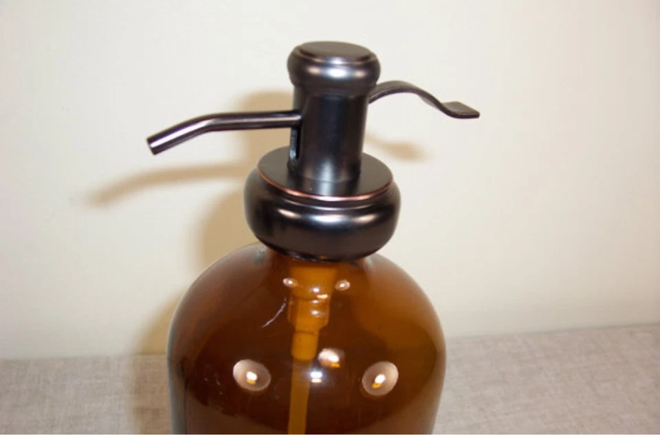 Dispensador de bomba de jabón de vidrio marrón de 32 onzas decoración de bronce boticario de granja plateado Foto 3 de 4