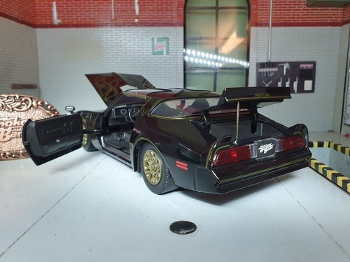 Smokey Bandit Pontiac Firebird 1977 And Boxed With The Belt Buckle 1:24 Model - Picture 2 of 11
