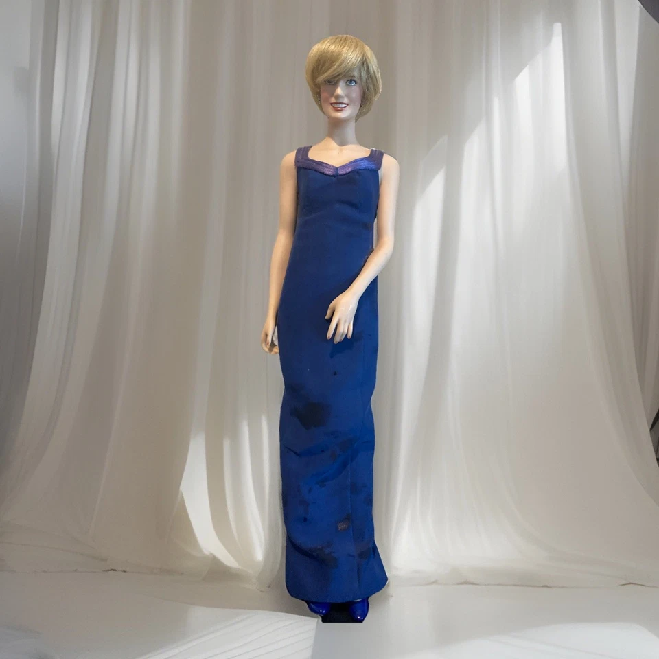 Franklin Como Nuevo Princesa Diana de Gales 17 Pulgadas Porcelana Retrato Muñeca Vestido Azul Marino Foto 2 de 4