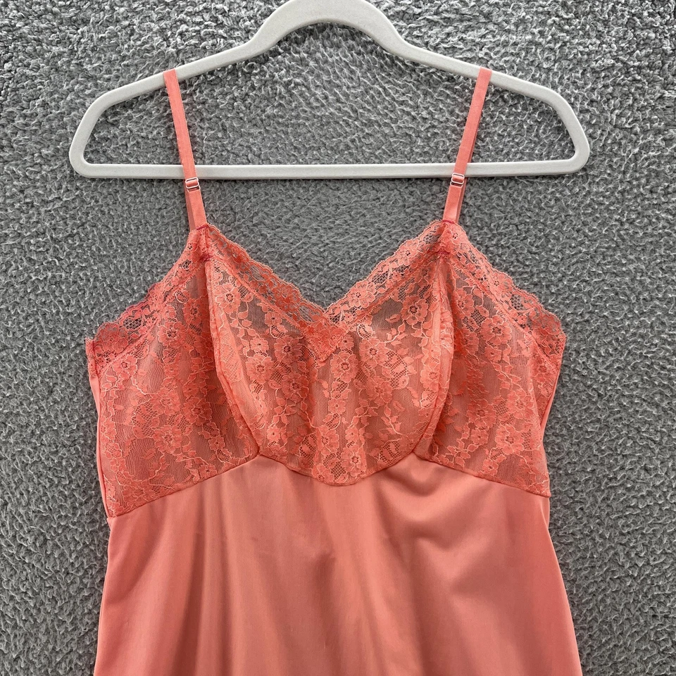 复古 Van Raalte Slip 女式 38 珊瑚尼龙花边全乳内衣 70 年代 — 第 2/4 张图片