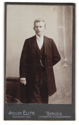 Fotografie Atelier Elite, Berlin, Leipziger-Straße 124, Blonder Mann im Gehrock 