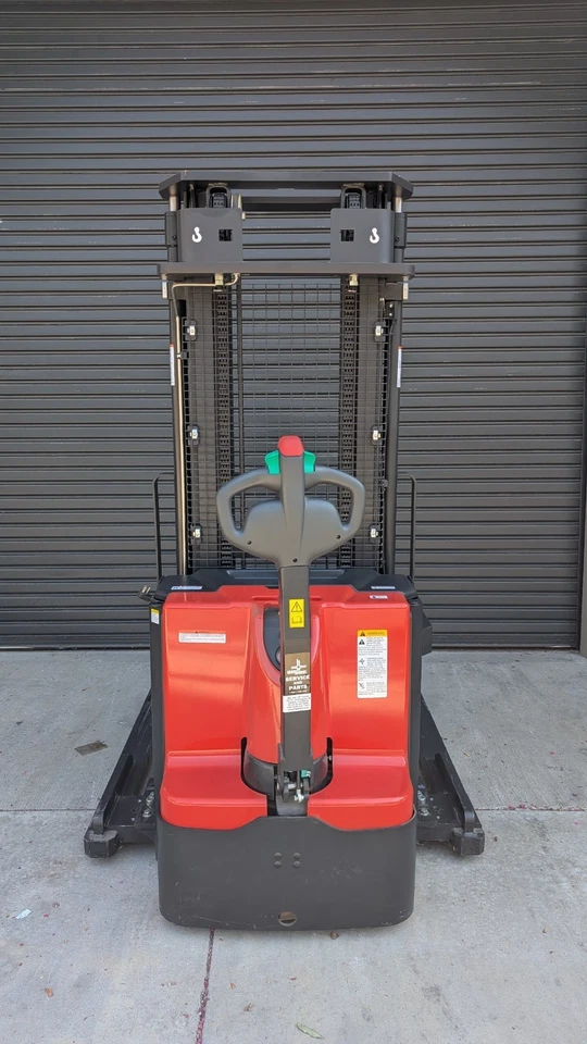 Apilador eléctrico NobleLift PS35L, altura de elevación de 181", usado solo 10 horas Foto 3 de 4