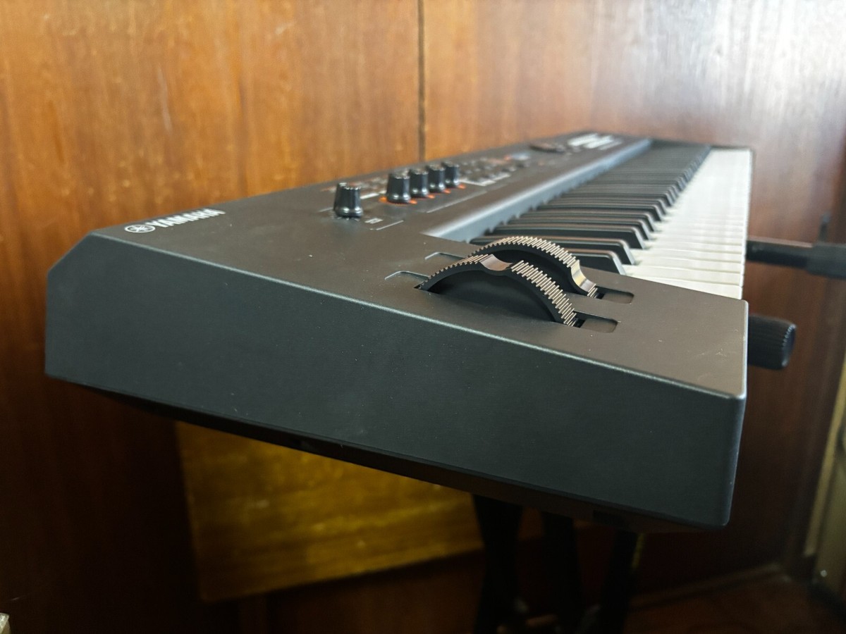 【あいうえお】YAMAHA MX-61 キーボード ピアノ バッグ付き Yamaha MX61 61-Key Analog Keyboard Synthesizer with Adapter