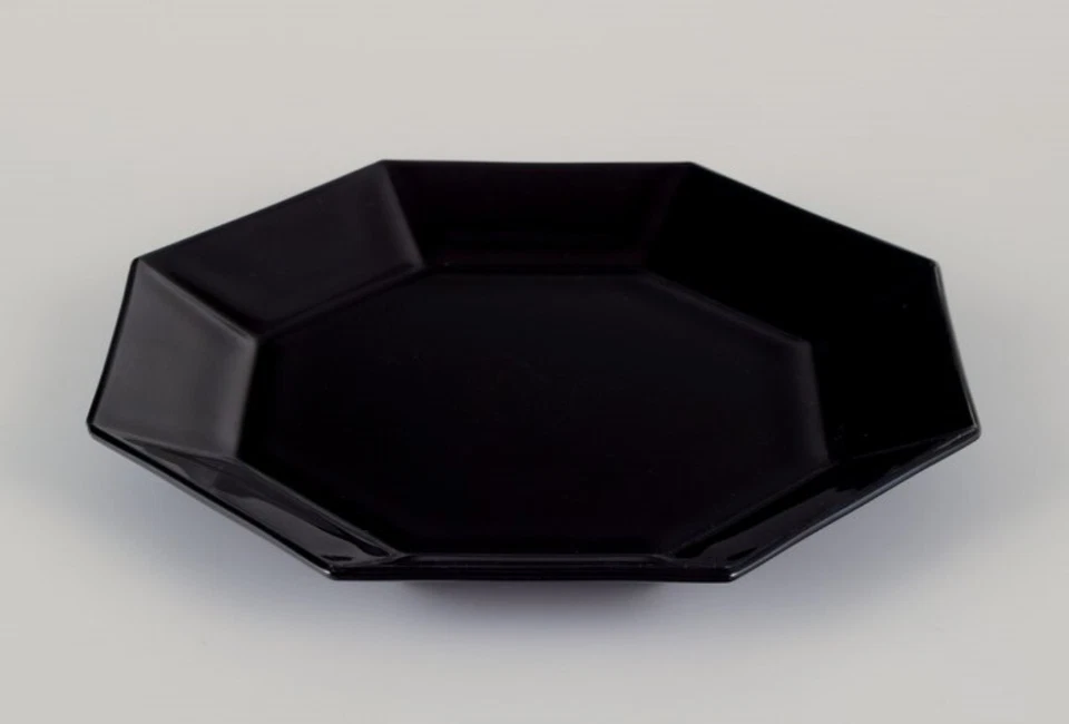 Arcoroc, France. Lot de neuf assiettes octogonales en verre noir. - Photo 2/4