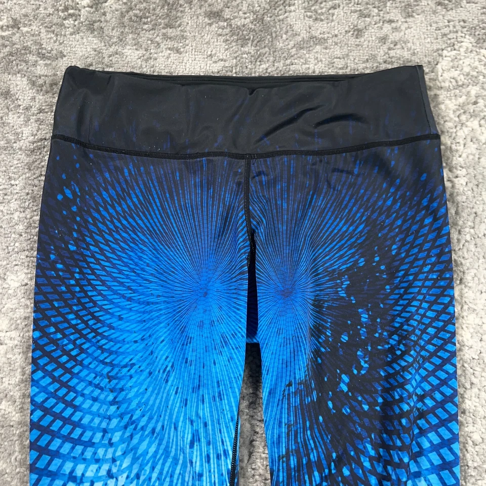 Leggings de pesca pelágica feminina grande azul geométrica Oceanflex logotipo Capri ativo - Imagem 2 de 4