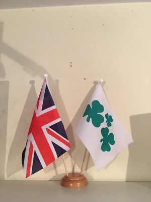 UNION JACK UND KLEEBLATT DOPPELTISCHFLAGGE SET mit HOLZSOCKEL 9''X6'' FAHNEN