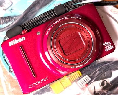 N MINT Nikon COOLPIX S9300 16.0MP Digital Camera 18x Optica Zoom