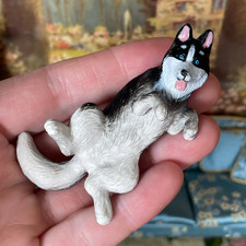 SEE CONDITION Miniature SIBERIAN HUSKY Dog Plastic Figurine Toy Dollhouse 1:16
