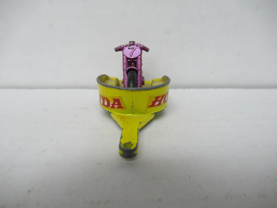 Remolque Honda Matchbox Lesney amarillo con motocicleta púrpura no. 38 Foto 2 de 4