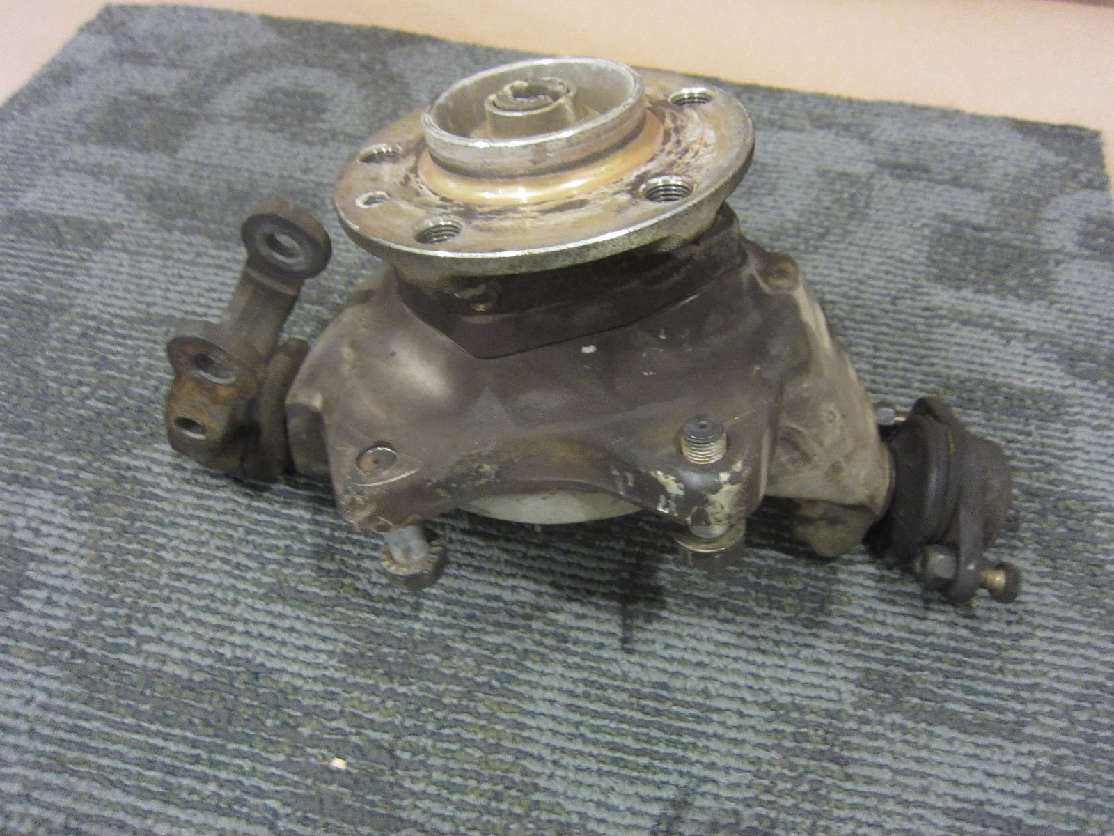 Ferrari 348 - LH Front Steering Hub Knuckle / Spindle Wheel Bearing - P/N 145261