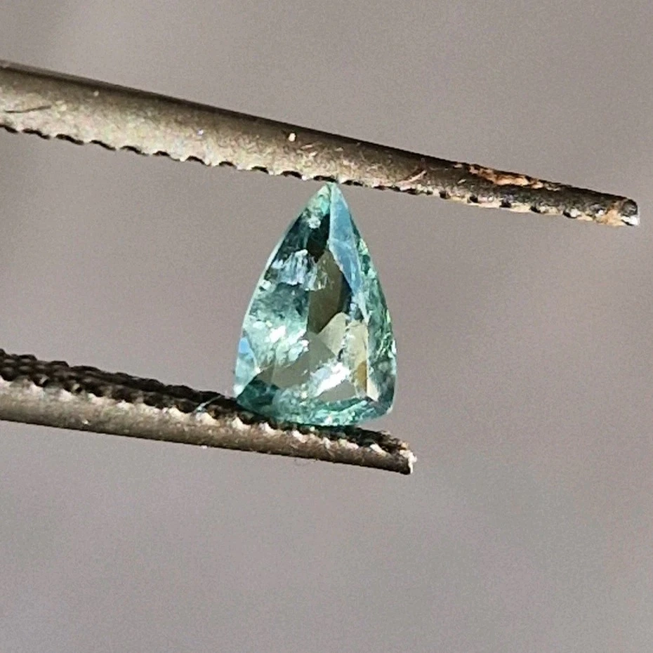 Rare Chromium Kornerupine Gem 0.44ct. VS-SI. From Tanzania. 6.4x4.3x2.4mm. #K44 - Imagen 2 de 4