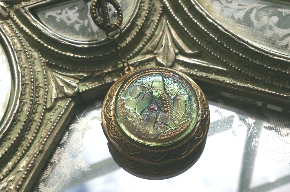 Colar medalhão de botão de vidro arte verde vitoriano tulipa roxa - Imagem 3 de 3