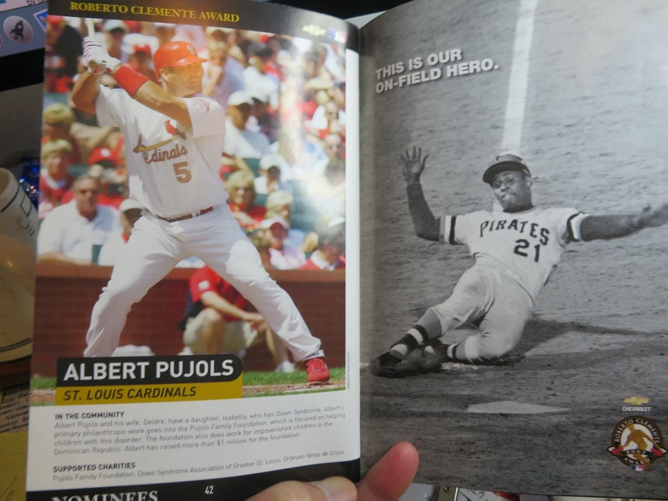 Roberto Clemente Award Winner 2007 program Craig Biggio Houston Astros - Image 4 of 4