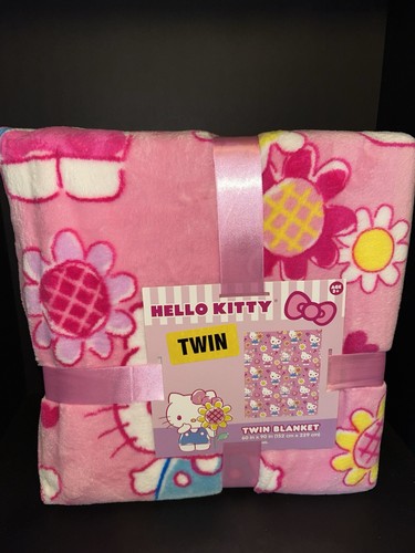 Nuova coperta peluche Hello Kitty TWIN 60”x90” primavera Pasqua rosa cuori fiori NUOVA - Foto 7 di 8