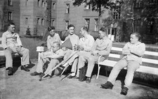 Foto-Negativ, WK2, Soldaten im Lazarett, bei guten Wetter a.d.Bank, 5026-913/30