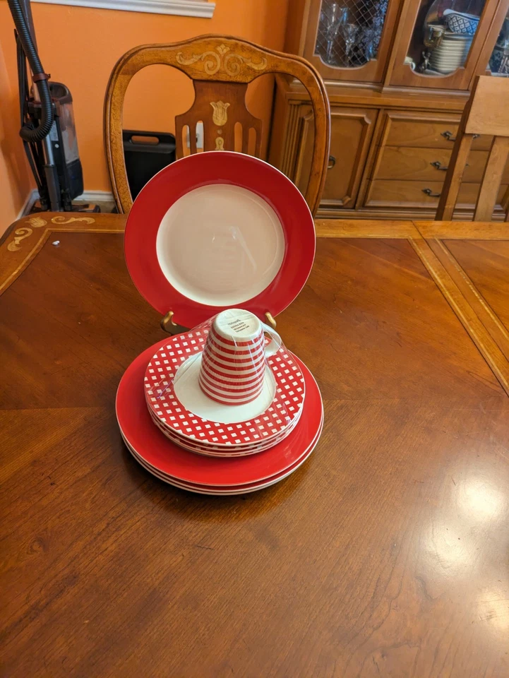 Pfaltzgraff Kenna Red 16  Piece Porcelain Dinnerware Set - Image 3 of 4