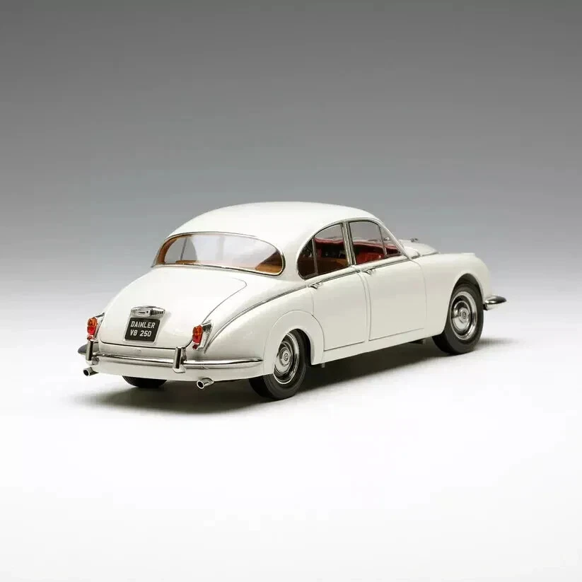 Paragon 1:18 Daimler 250 V8 1967 O.E. White PA-9 - WHITE 1:18 - Brand New in Box - Image 4 of 4