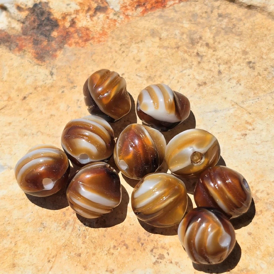 Cuentas de vidrio prensado vintage raras | Caramelo ranurado texturizado y blanco | Juego de 10 Foto 2 de 4