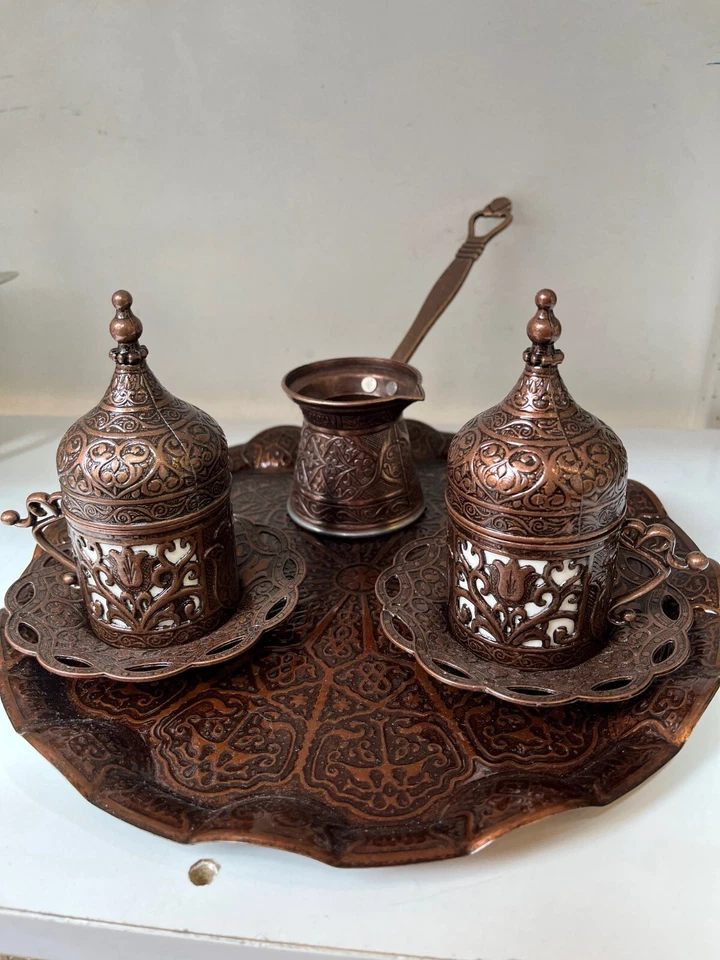 Juego de café tradicional turco, tazas de café turcas y cafetera de cobre Foto 2 de 4