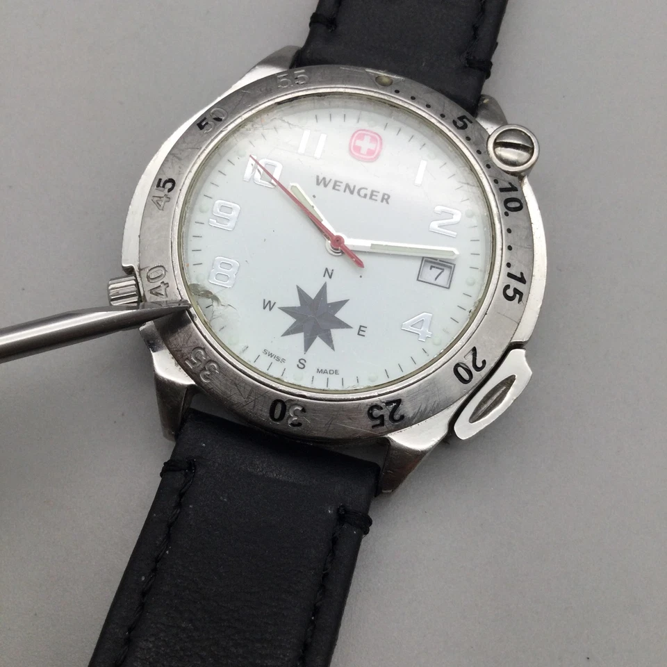 Relógio Wenger Swing Out Compass Masculino 44mm Tom Prata Couro Data Nova Bateria - Imagem 3 de 4