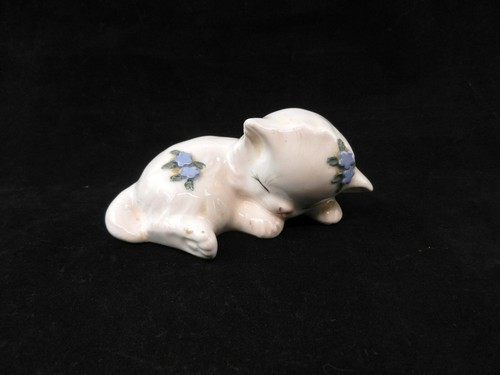 Vtg Lefton Ceramic Figurine Kitten Cat Knapping White-Pink Tint Blue Flowers DC