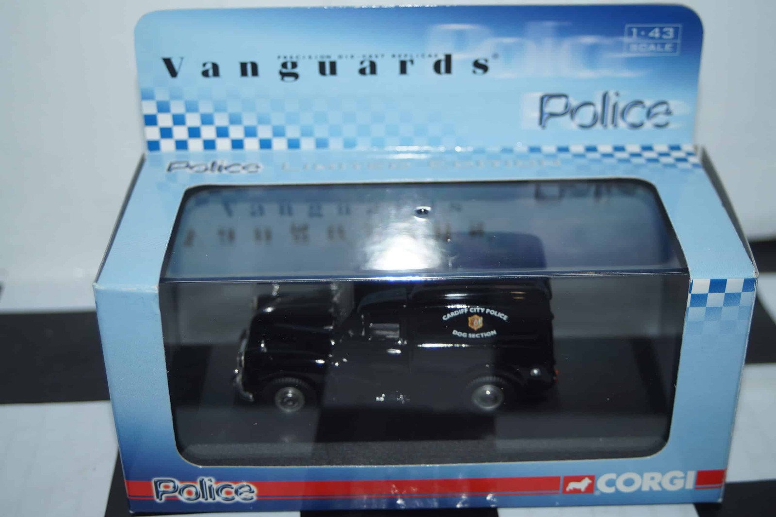 Vanguards Corgi  Morris Minor Van Cardiff City Police Ref VA01124 1:43