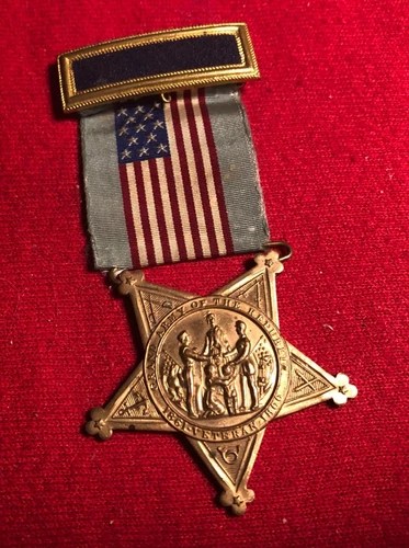 CIVIL WAR GAR VETERANS' MEMBERSHIP BADGE WITH LIGHT BLUE BORDER - T4513