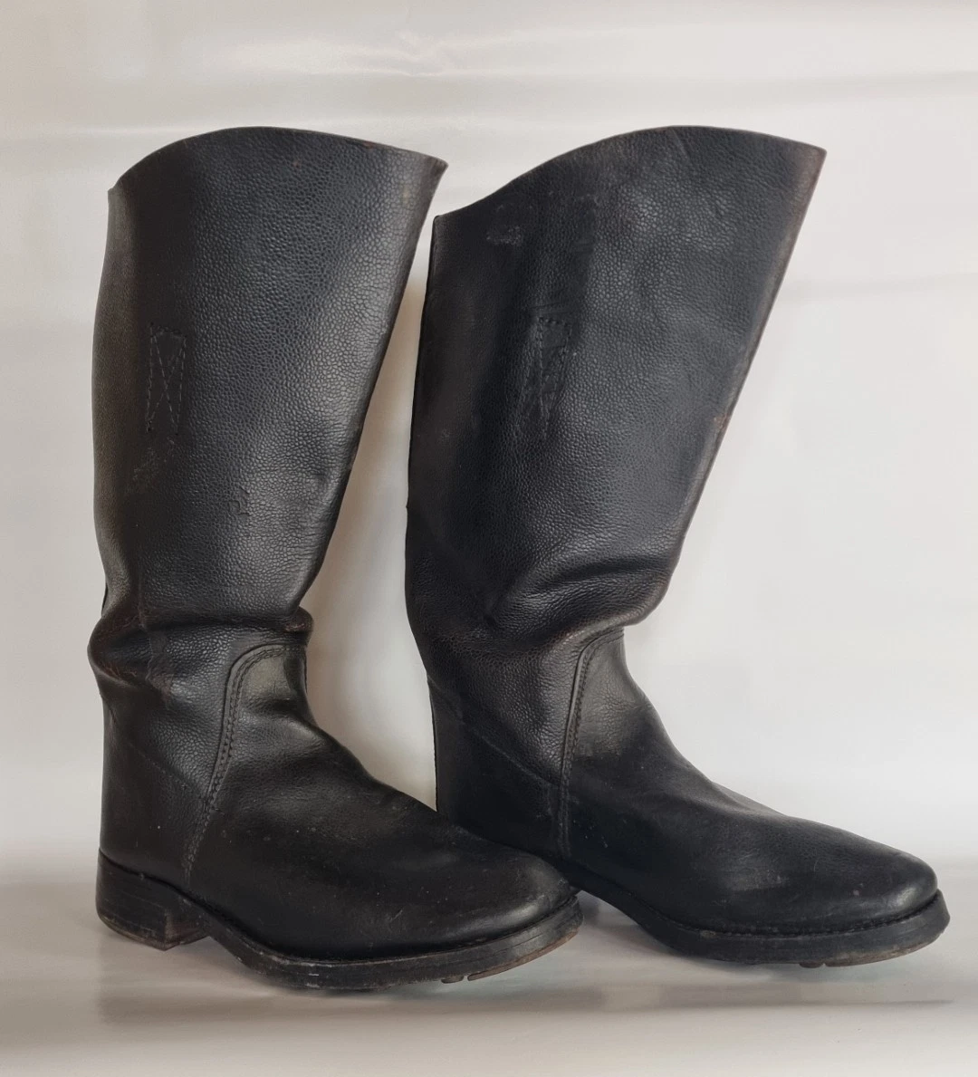Vends bottes en cuir noires avec zip - Pointure 38 sur Gens de Confiance