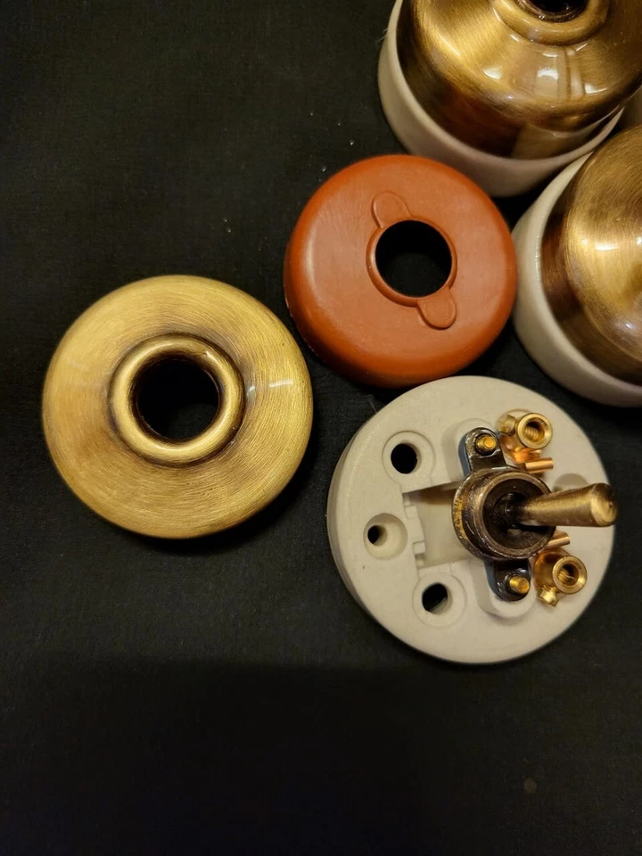 CONJUNTO DE BOTÕES INTERRUPTOR ELÉTRICO ACABAMENTO ANTIGO 6 LATÃO E CERÂMICA 1 VIA DECORAÇÃO SIMPLES - Imagem 4 de 4