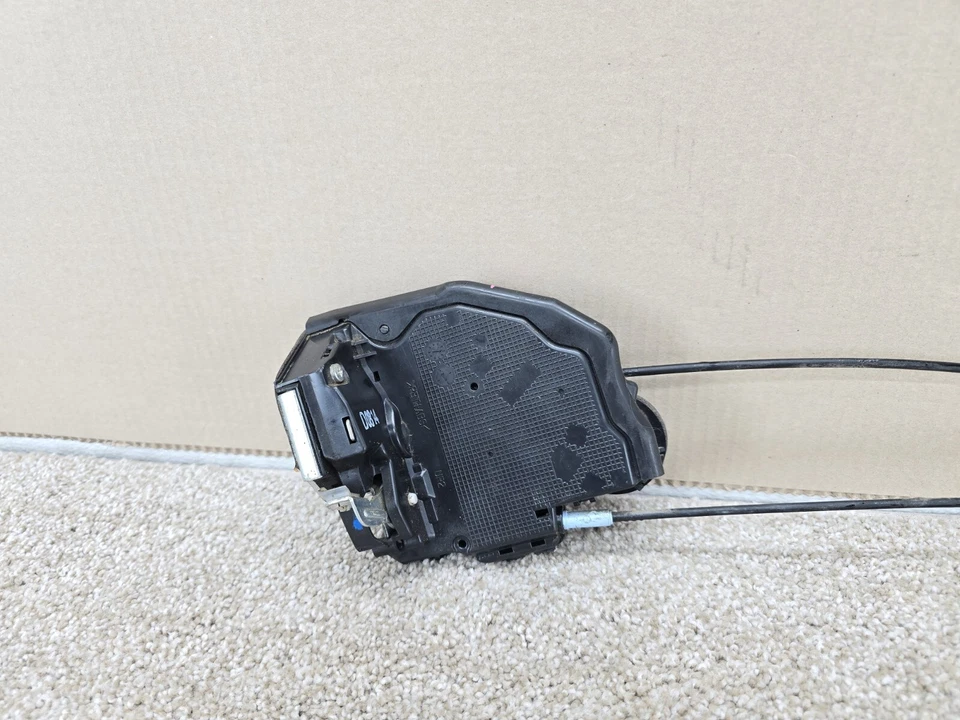 Actuador de bloqueo de pestillo de puerta lateral derecho trasero Toyota Tundra 2007-2021 OEM V10 Foto 2 de 4