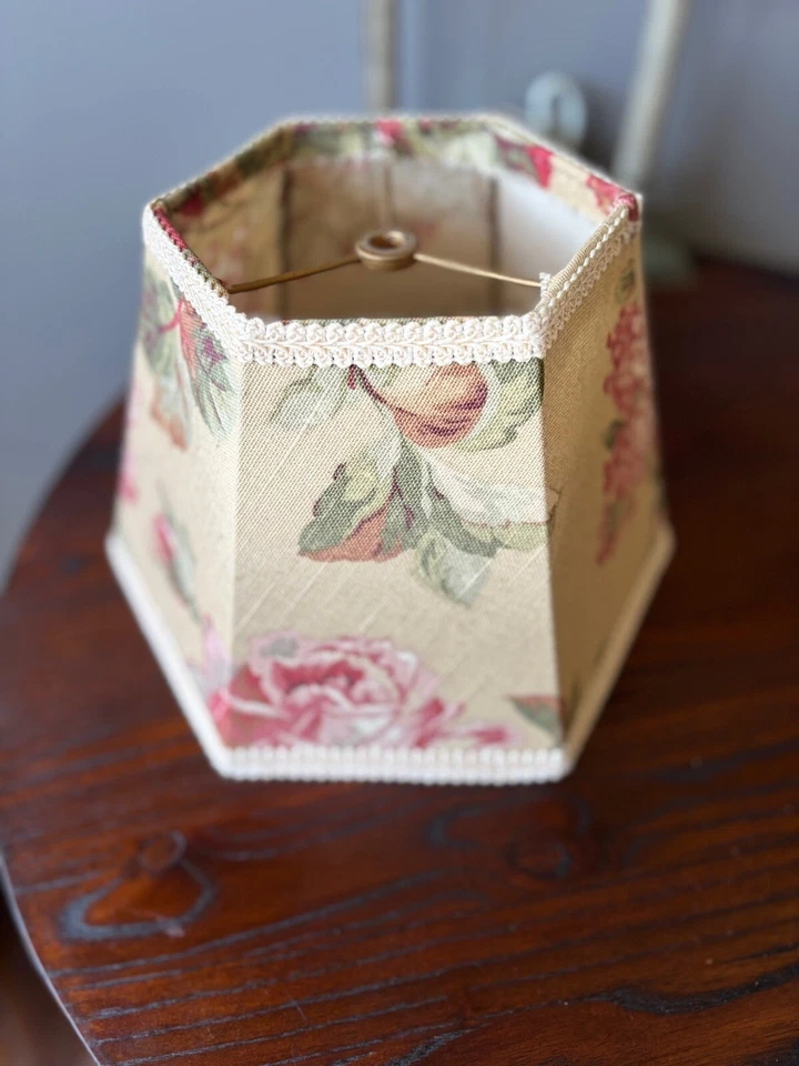 Precioso par de pantallas de lino personalizadas - Floral chic/tradicional Foto 3 de 4