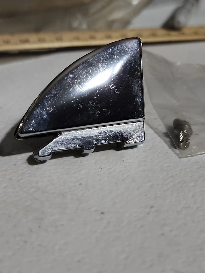 NOS 1964-1965 OLDSMOBILE F-85 SOPORTE VENTANA VENTILACIÓN DELANTERA 1361131 GM OEM Foto 2 de 4