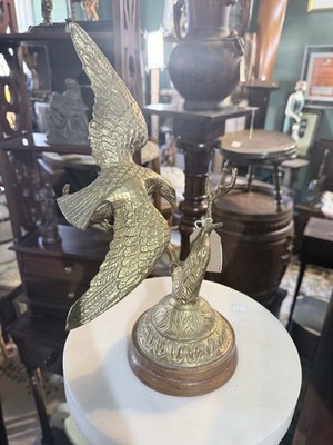 Vintage massive Messing Adler Vogel Skulptur auf Ast mit Holzsockel 34 cm hoch