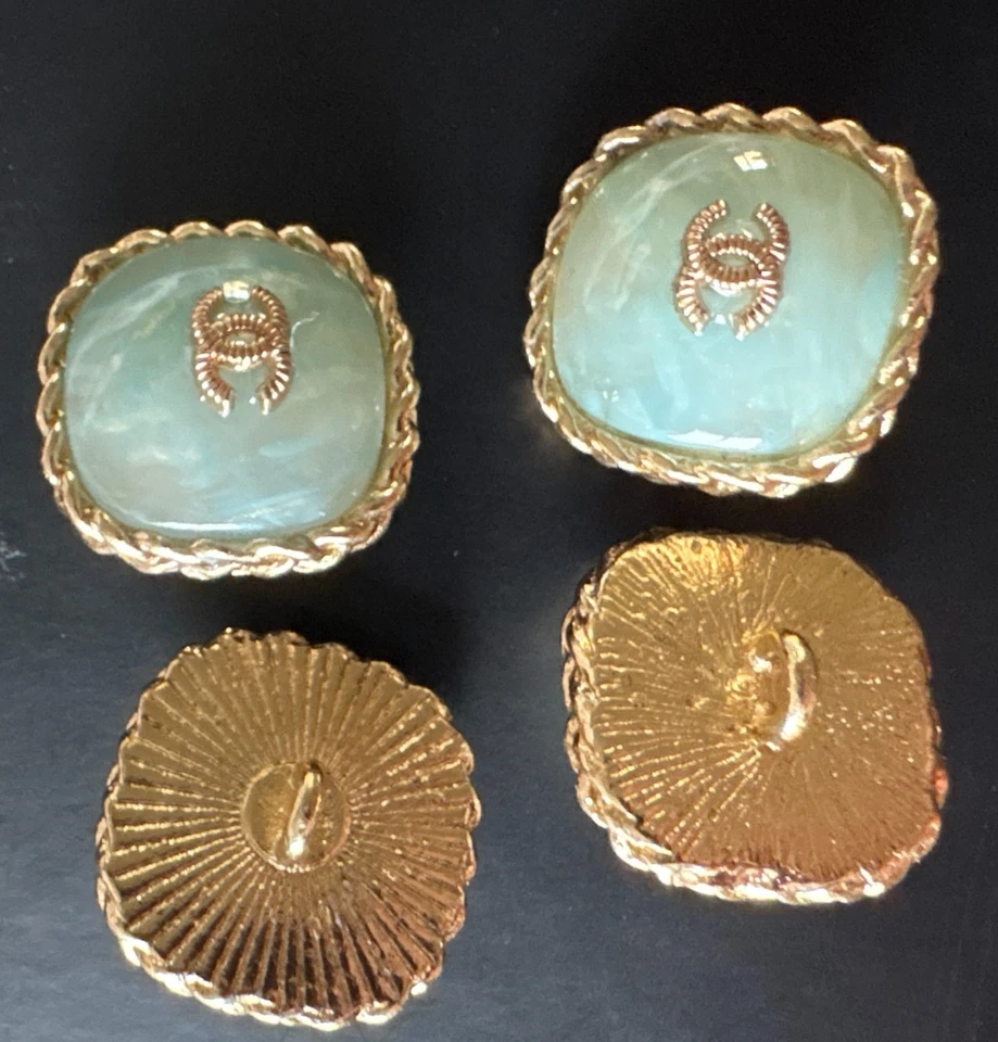 CHANEL Square Design 2.4 cm (24mm) XL BUTTONS Set of 4 Light Green Marble & GOLD - Image 4 of 4
