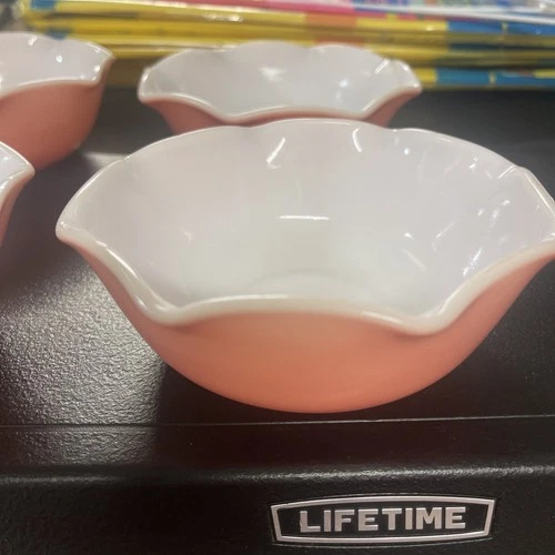 SET OF 4 VINTAGE HAZEL ATLAS RUFFLED CRINOLINE PINK & WHITE MILKGLASS 5.5" BOWLS