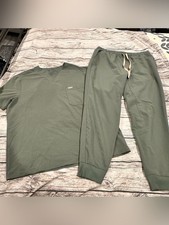 Figs Men s Two Piece Scrubs in Moss: Leon Pocket tee and Tansen Joggers both LG