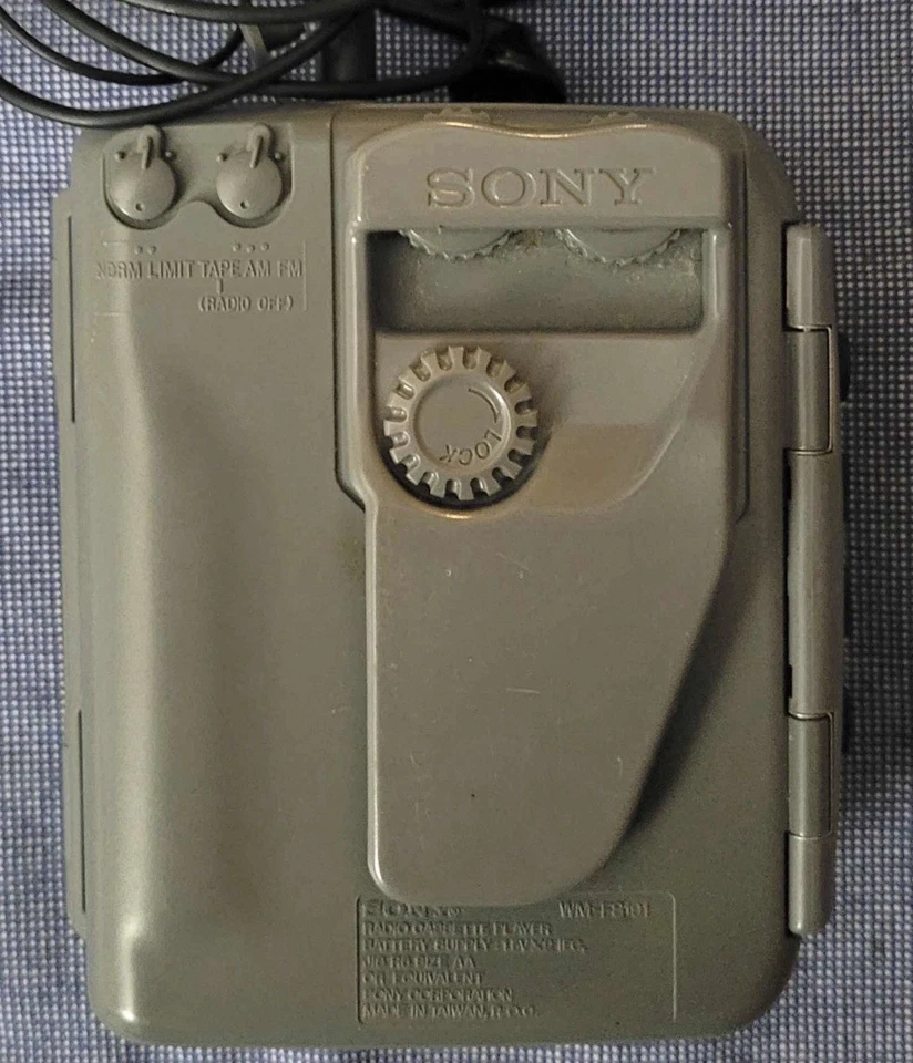 Sony Sports Walkman WM-FS191 FM/AM Radio Cassette Purple Tested/Works Rare - Image 4 of 4