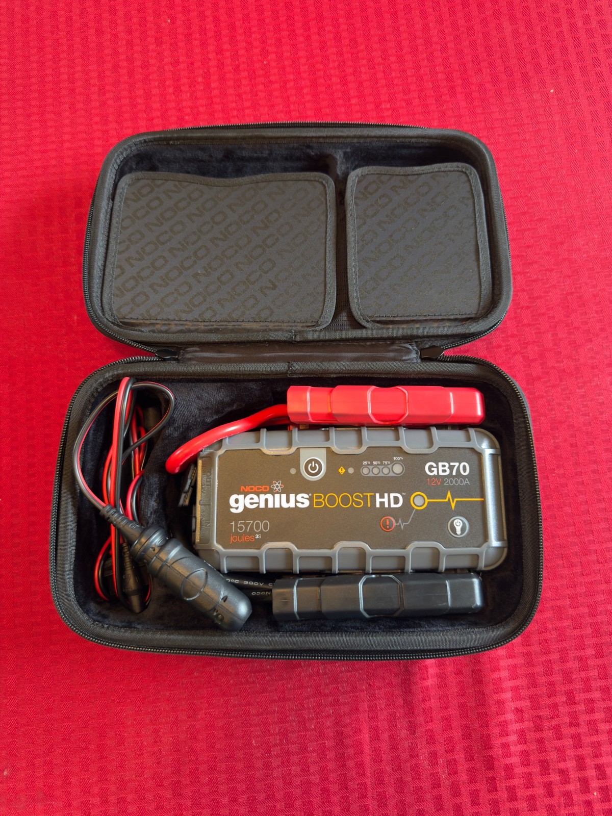 NOCO Genius GB70 Boost HD 2000A UltraSafe 12V Lithium Jump Starter & case