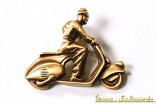 Pin / Anstecker "Vespa-Fahrer" - Farbe: Gold - V50 PK Sprint Rally Piaggio Retro