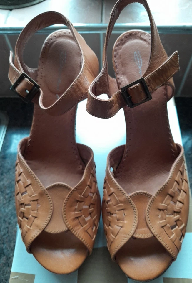 Plataformas de tapiz floral y cuero Dolcis talla 5 inusuales  Foto 2 de 4