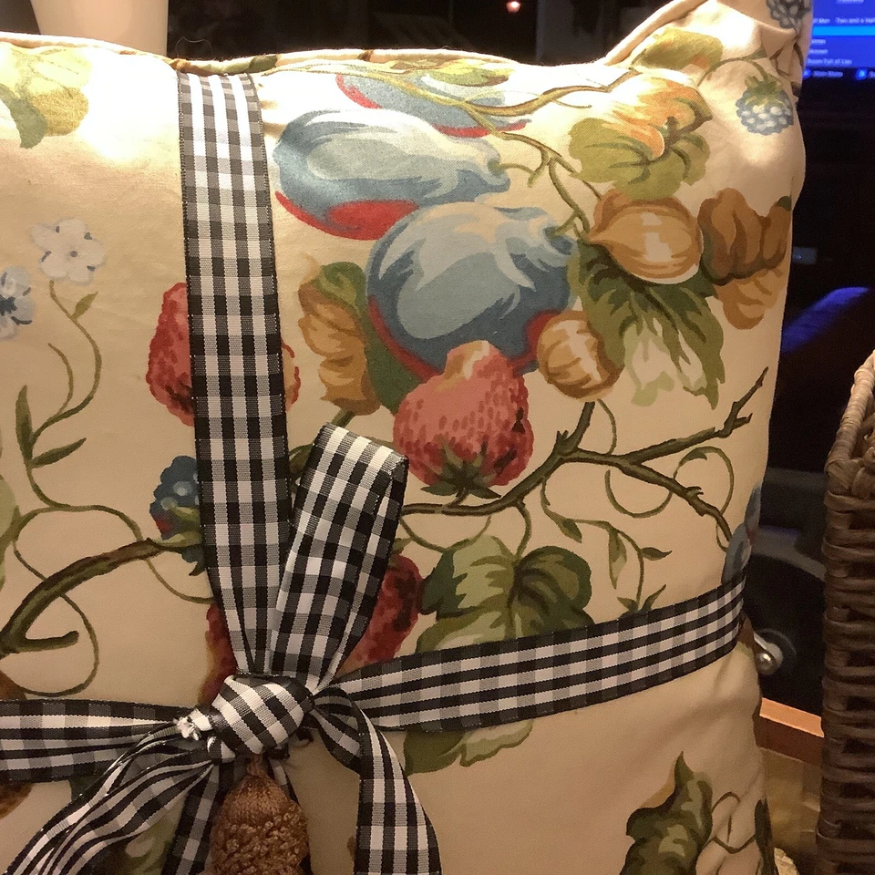 Hermosa almohada de frutas/bayas/ciruelas/bayas azules~ con cinta a cuadros blanca y negra Foto 3 de 4