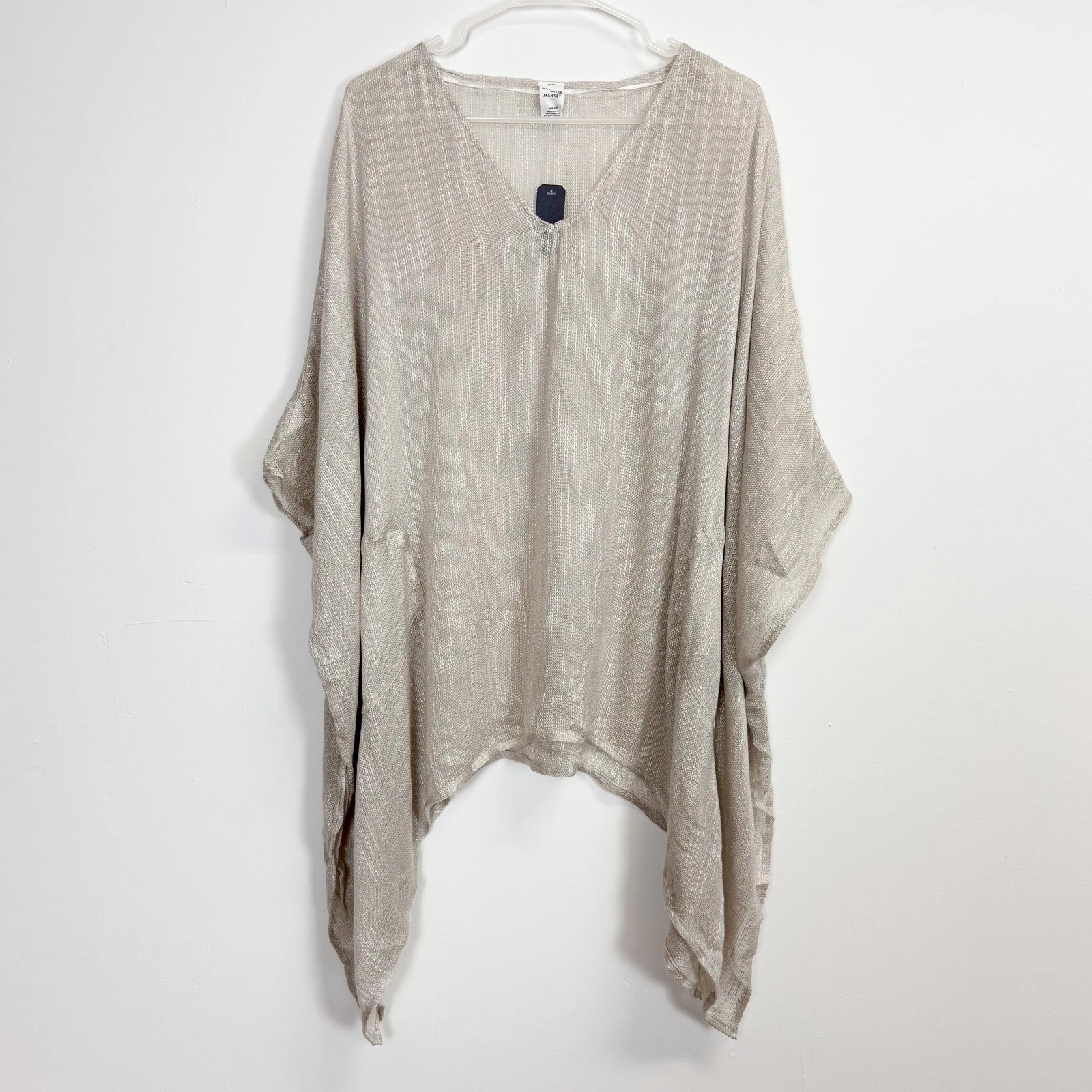 Melrose and Market Pullover Poncho Womens One Size Beige Lightweight Sweater NWT
Opens in a new wind