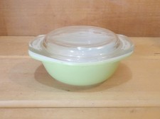 Pyrex #080 8oz Lime Green Individual Covered Casserole Dish. 4½"W x 1½"D x 2⅜"H