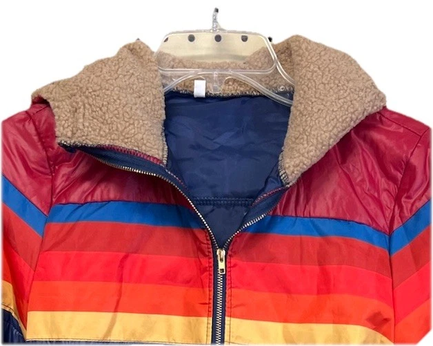 Chaqueta acolchada a rayas arco iris vintage años 70 Sherpa forrada capucha abrigo de esquí pequeño Foto 3 de 4