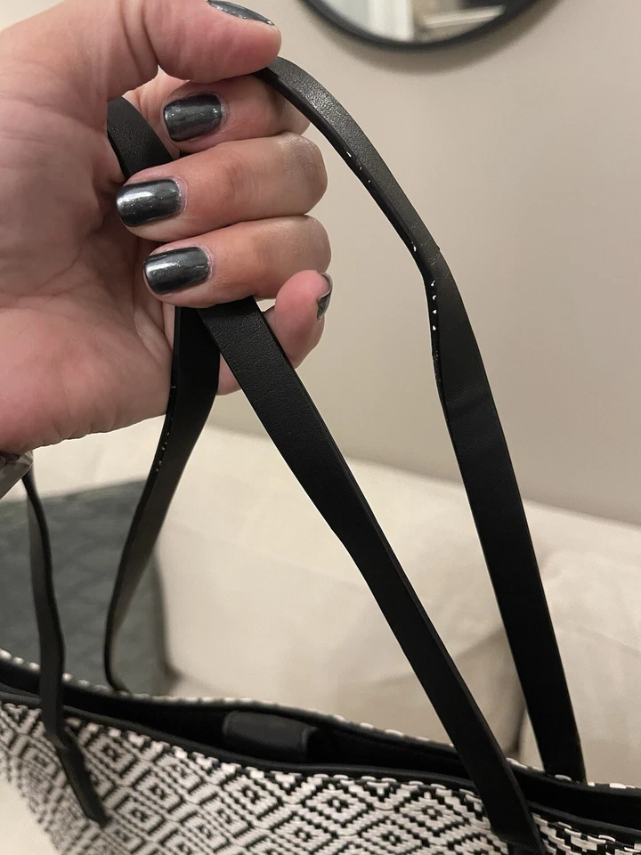 Vince Camuto Tote Style Handbag Beautiful Condition!! - Image 3 of 4