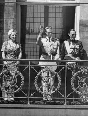 King Baudouin of Belgium a State Visit to Holland stands Queen Jul- Old Photo